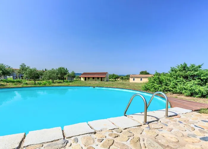 شقة فندقية With Swimming-pool In Badesi, With Private Outdoor Area